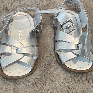 New Salt Water leather toddler sandals- sz4